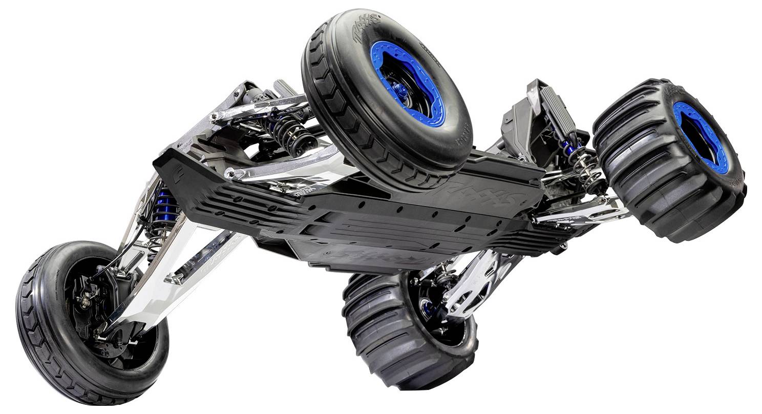 Een onderaanzicht van een bestuurbare monstertruck met zwarte banden en blauwe velgaccenten, waarbij de ophanging en chassisconstructie worden getoond.