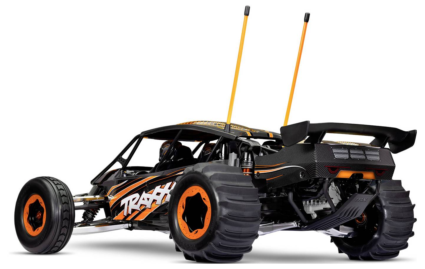Een afstandsbediende terrein-buggy met grote wielen en een oranje en zwarte uitstraling. Het voertuig heeft antennes en robuuste banden.