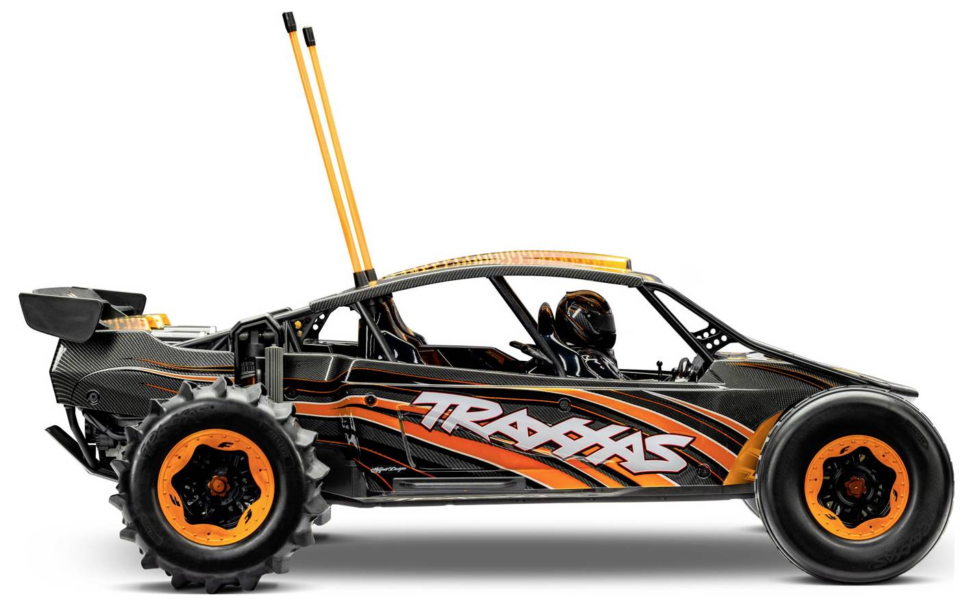 Een zwarte en oranje off-road RC-auto met duinbanden, voorzien van een strakke aerodynamische vormgeving en de merknaam aan de zijkant.