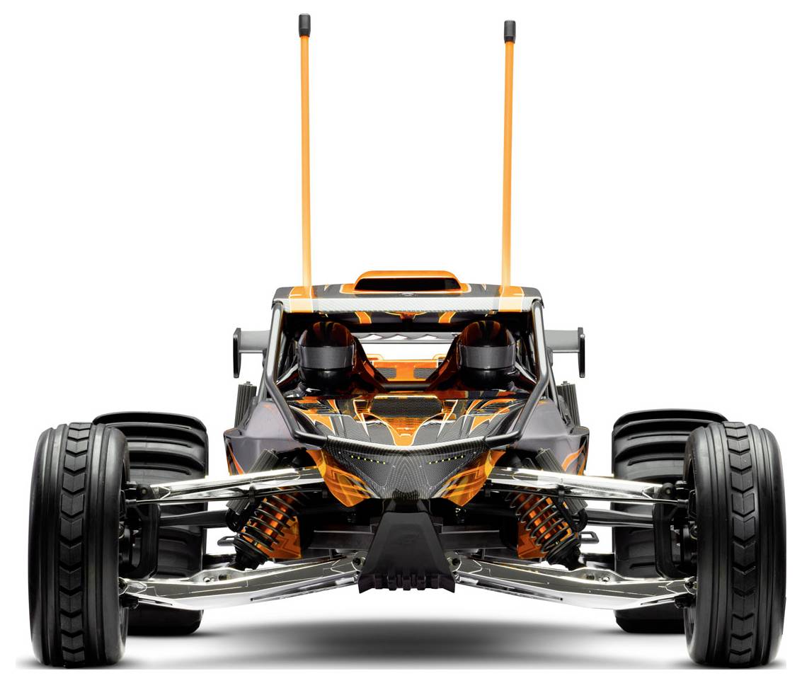 Een op afstand bestuurbare auto met een strak zwart en oranje design, voorzien van grote banden en dubbele antennes, gericht naar voren.