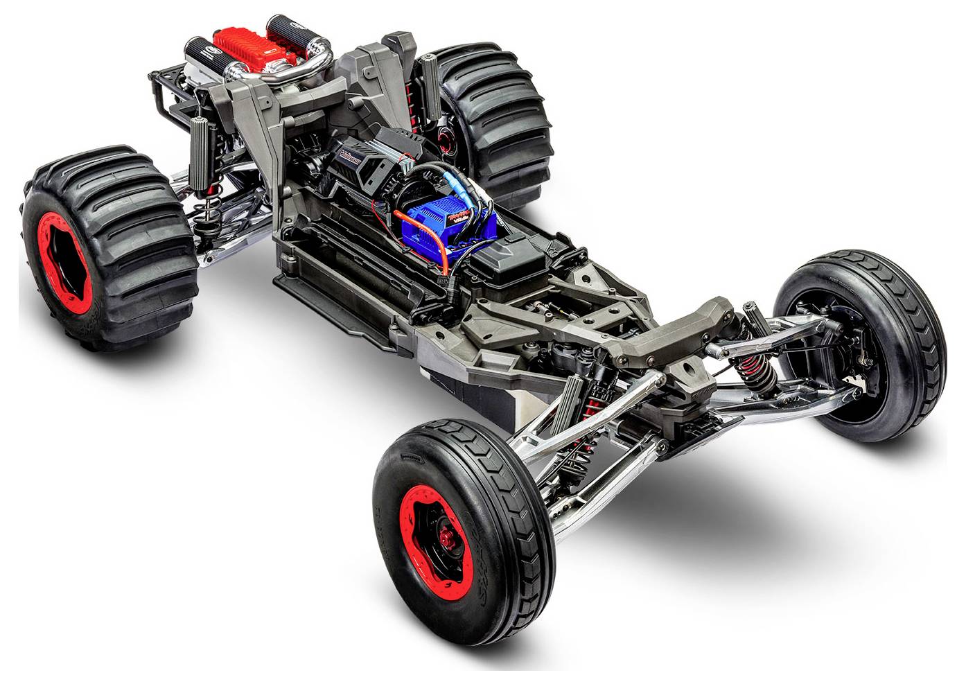 Een op afstand bestuurbare auto-chassis wordt getoond, met grote banden, een centraal elektrische motor, vering en stuurcomponenten.