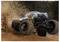 'Een op afstand bestuurbare monstertruck die zand opgooit terwijl hij off-road racet, waarbij dynamische beweging en kracht worden gedemonstreerd.'