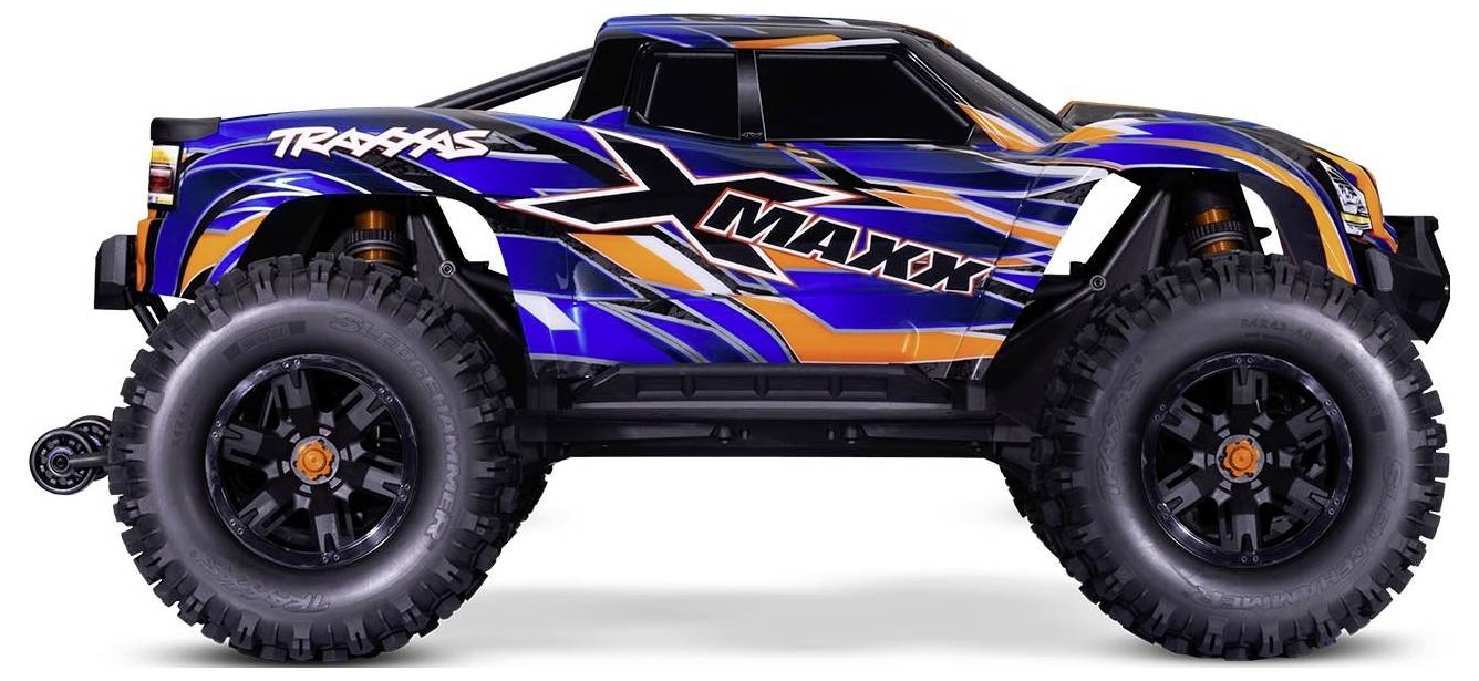 Een blauwe en oranje afstandsbediende truck met grote banden en een opvallend 'X-MAXX' logo aan de zijkant.