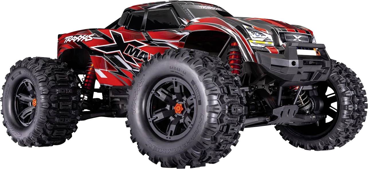 Een rode en zwarte afstandsbediende monstertruck met grote, gedetailleerde banden, die een robuust ontwerp voor terreinrijden laat zien.