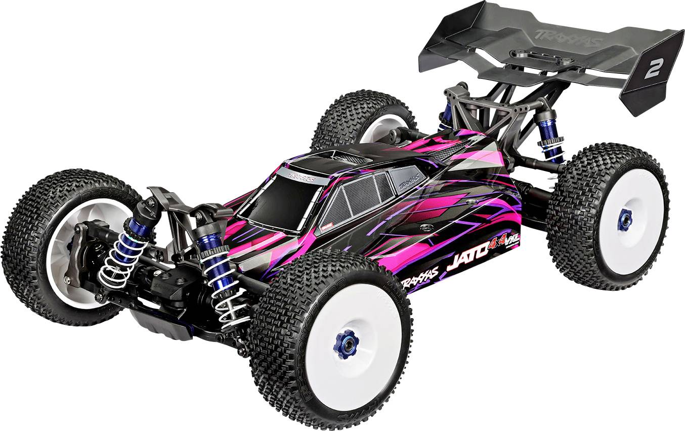 Een zwarte en roze afstandsbediende auto met grote terreinbanden en een achterspoiler, ontworpen voor hoogsnelheid racen.