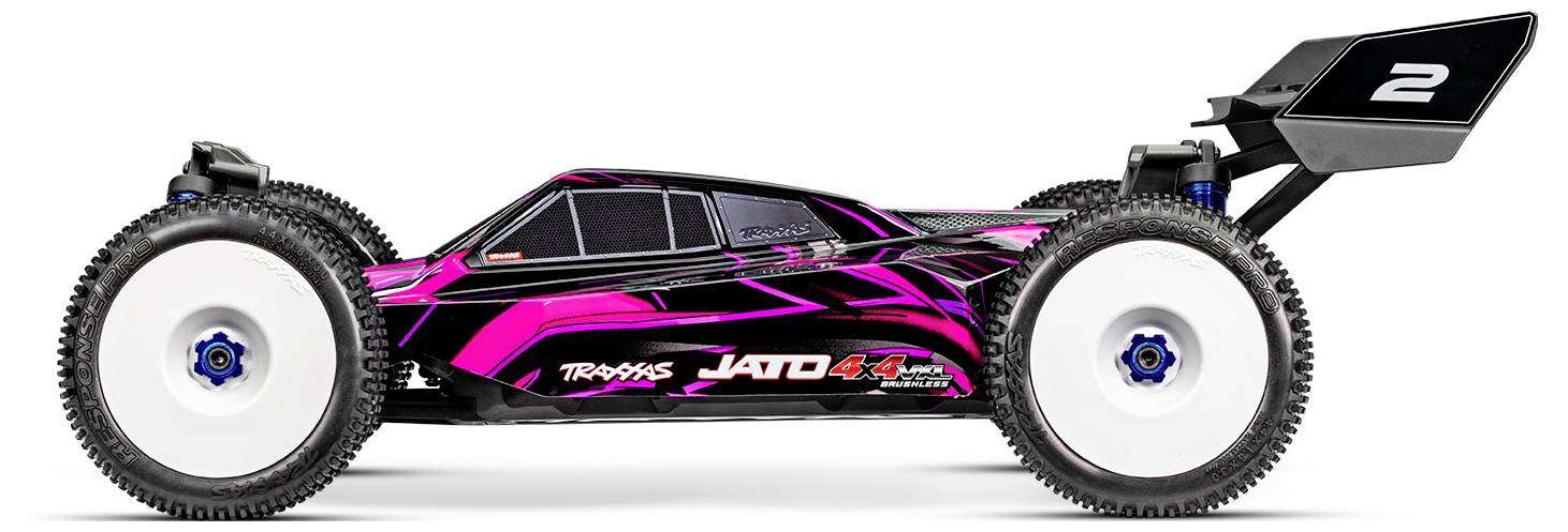 Een afstandsbestuurbare auto met een zwart en roze carrosserie, grote witte banden en een achterspoiler met het label '2'.