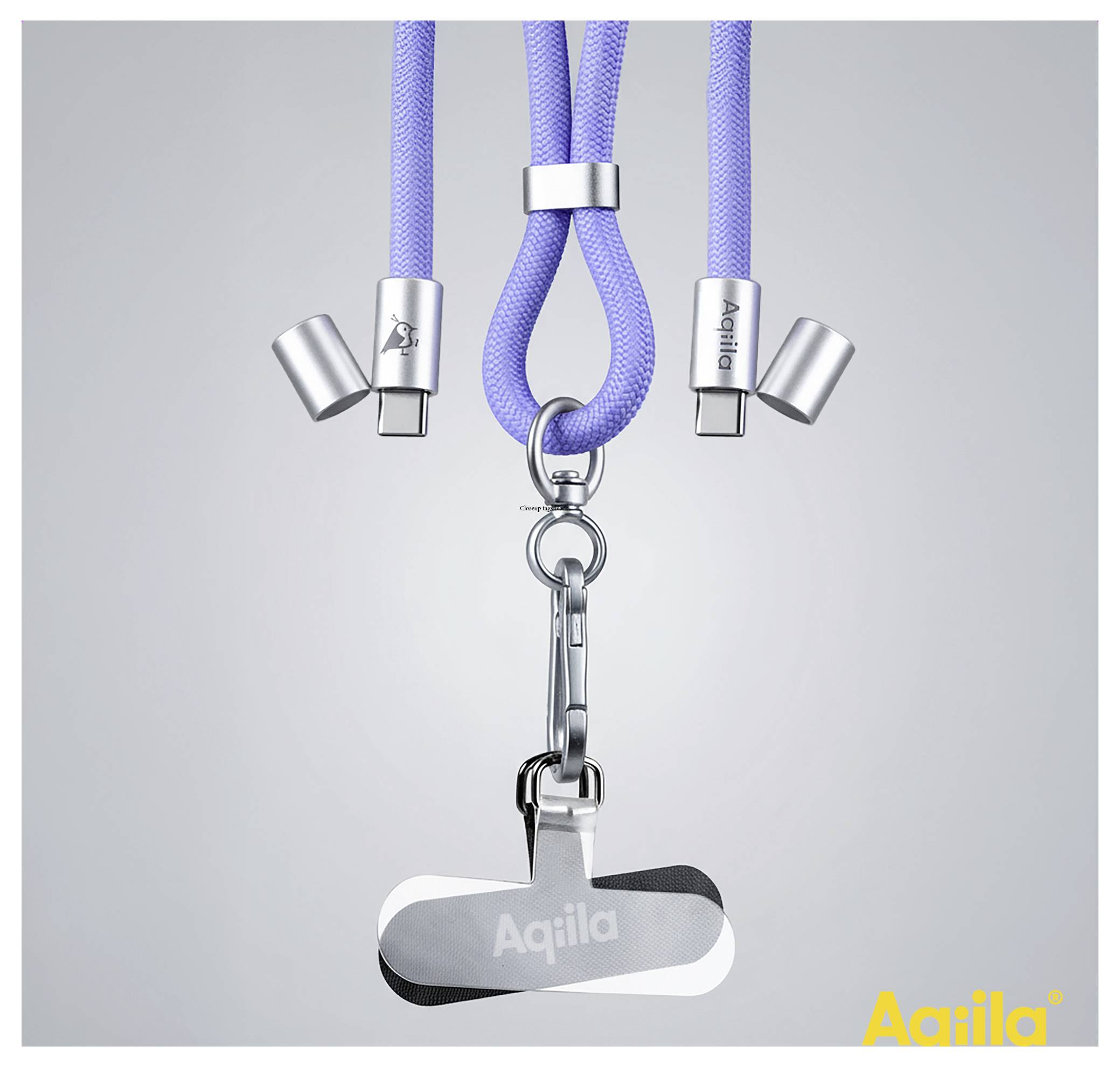 Een fonkelende oplaadkabel sleutelhanger met drie aansluitingen (USB-C, Lightning, Micro USB) met het label 'Aqiila' op een witte achtergrond.