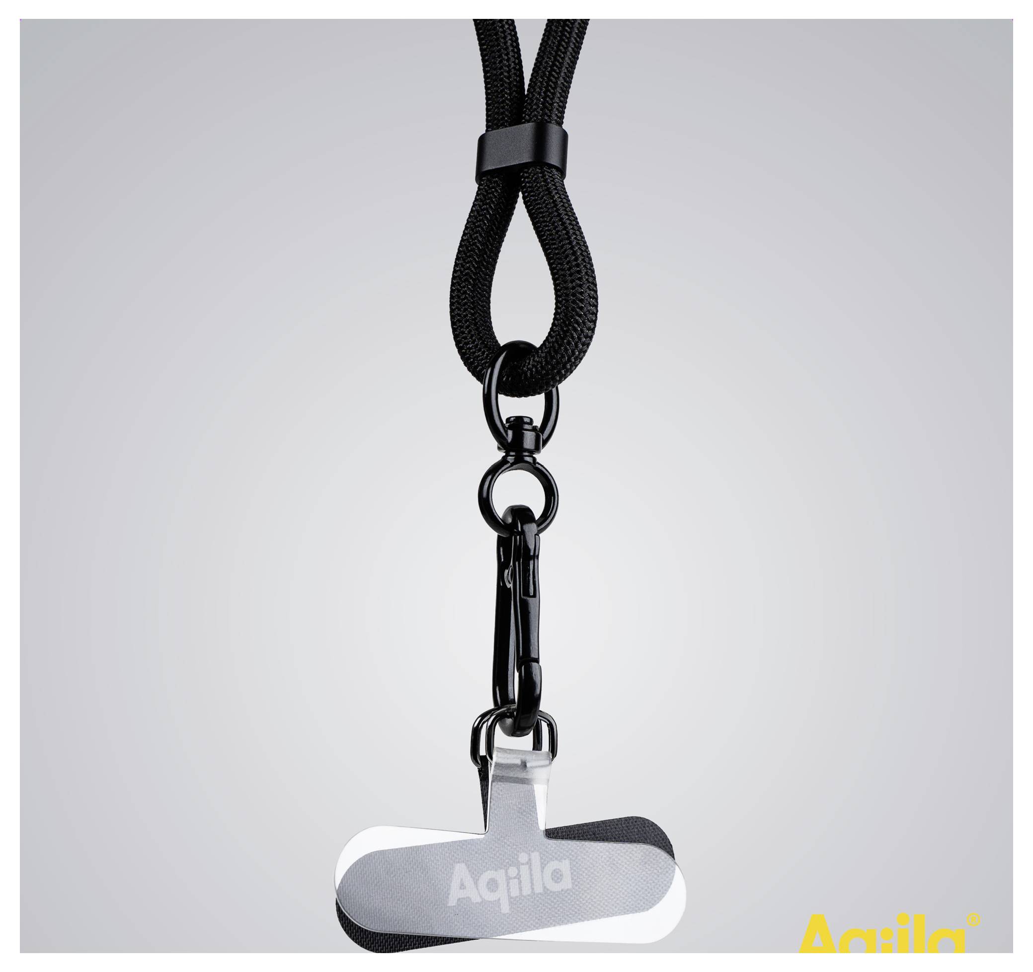 Een zwarte lanyard met een glanzende zilveren sleutelhanger voorzien van de tekst 'Aqiila', weergegeven tegen een grijze achtergrond.