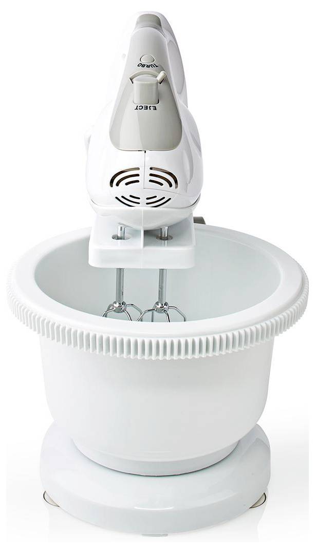 Een witte elektrische handmixer met dubbele kloppers staat gemonteerd op een standaard boven een grote mengkom.