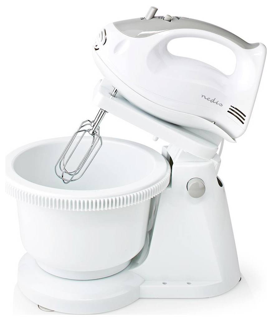 Een witte elektrische standmixer met een grote mengkom en garden aangesloten, ontworpen voor thuisbakken en koken.
