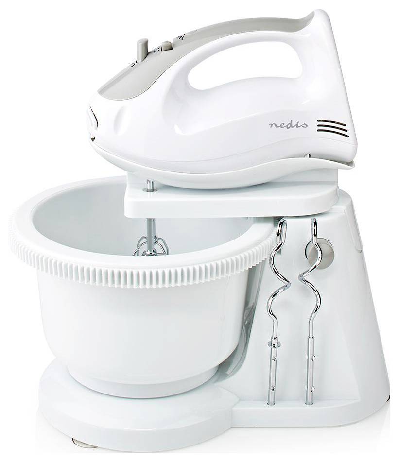 Een witte elektrische mixer met een afneembare mengkom, garden, en accessoire-haken ernaast, ontworpen voor bakken en koken thuis.