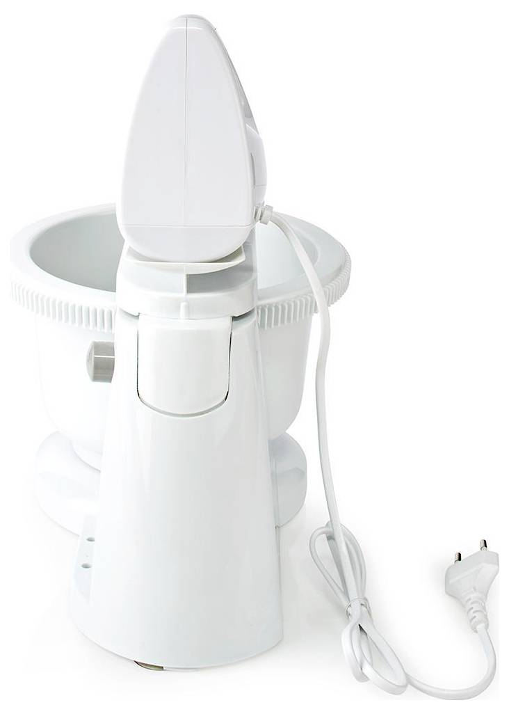 Een witte elektrische sapcentrifuge met snoer en een Europese stekker staat klaar naast een witte kom, gebruiksklaar in een keukensetting.