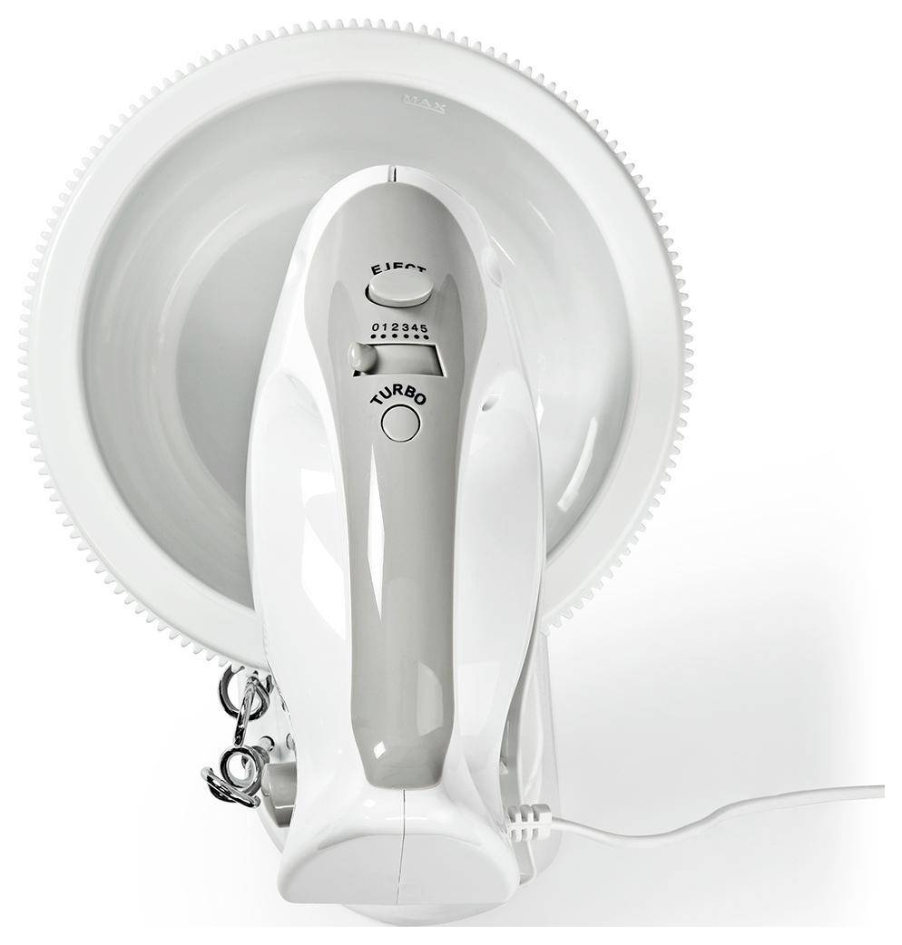 'Handmixer in het wit met garderopzetstuk, meerdere snelheidsinstellingen en een turbotoets, bovenaanzicht tegen een effen achtergrond.'
