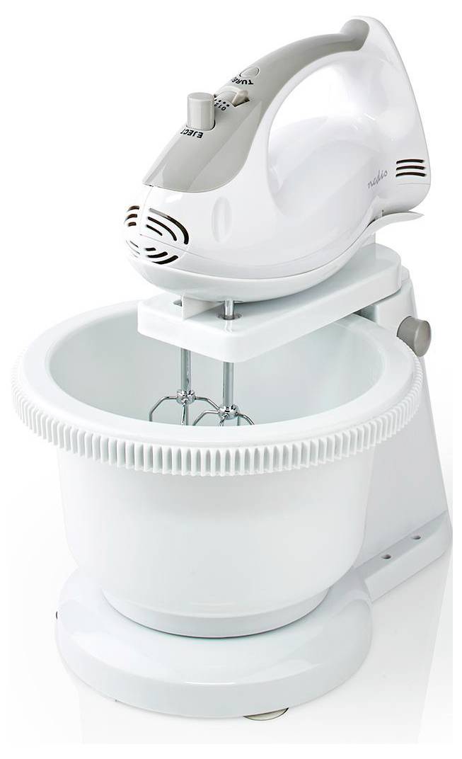 Een witte elektrische handmixer die rust op zijn standaard met een grote witte mengkom eronder, voorzien van twee garden die klaar staan voor mengwerkzaamheden.