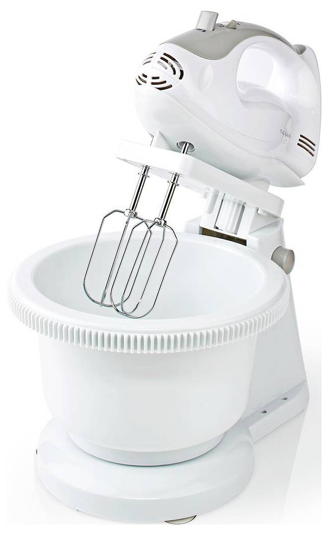Een witte standmixer met een grote mengkom en dubbele garde, ontworpen voor keukengebruik bij bakken of voedselbereiding.
