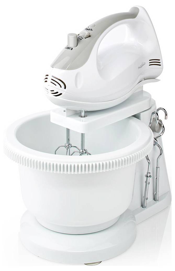 Een witte elektrische standmixer met een grote mengkom en bijbehorende garden, ontworpen voor bakken en koken.