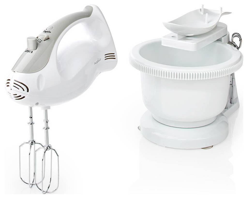 Een witte elektrische handmixer met dubbele gardes staat naast een bijpassende witte mengkom met standaard en een witte spatscherm.
