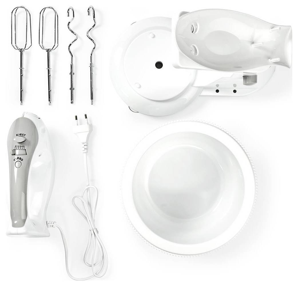 Een witte elektrische handmixer met gardes, deeghaken en een mengkom, gerangschikt op een vlak oppervlak.