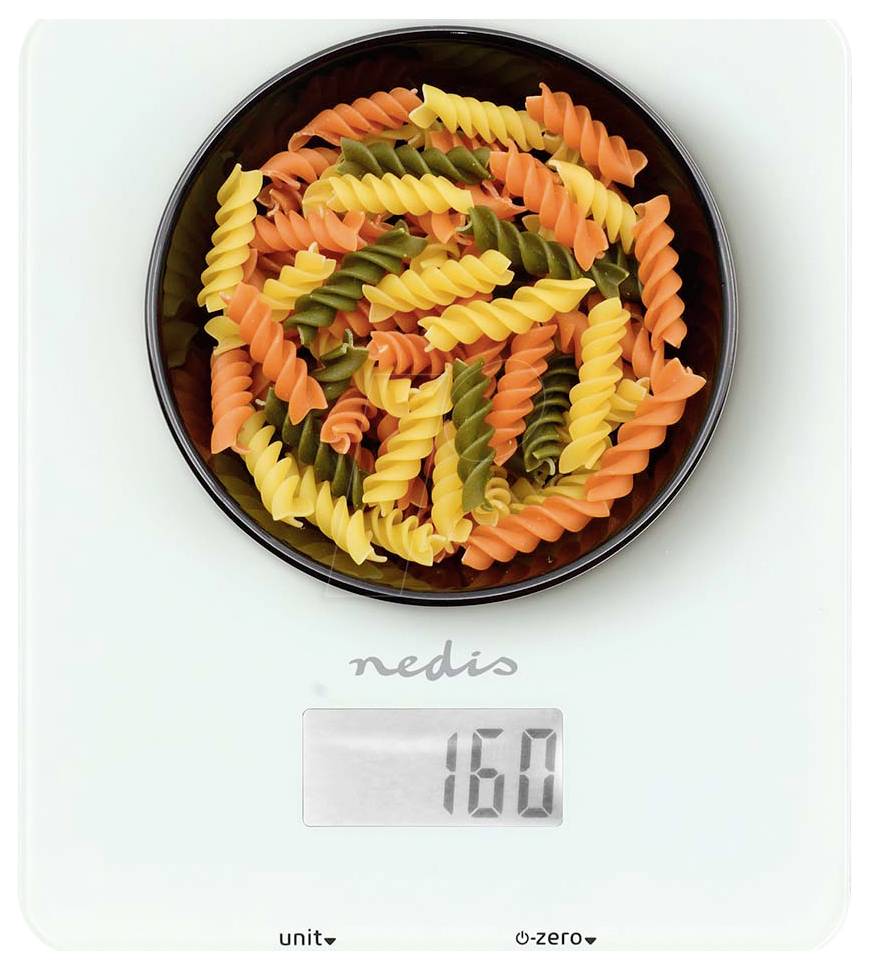 Een digitale weegschaal toont '160g' met een kom vol kleurrijke rotini pasta bovenop.