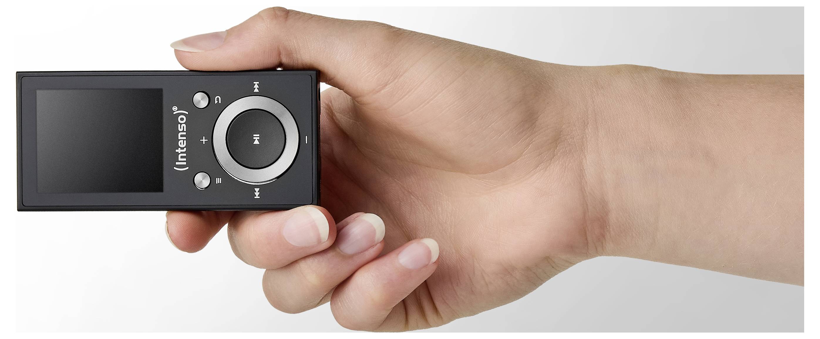 Een hand die een zwarte Intenso MP3-speler vasthoudt met een rond bedieningsvlak en een klein scherm, waarbij de compacte, draagbare vormgeving wordt benadrukt.