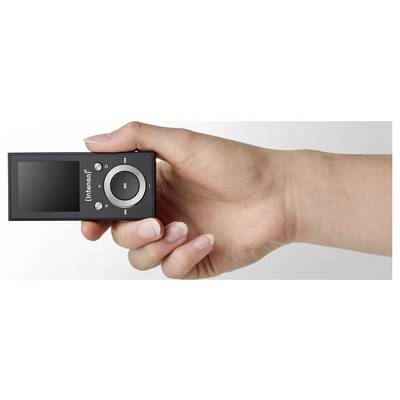Een hand die een zwarte Intenso MP3-speler vasthoudt met een rond bedieningsvlak en een klein scherm, waarbij de compacte, draagbare vormgeving wordt benadrukt.