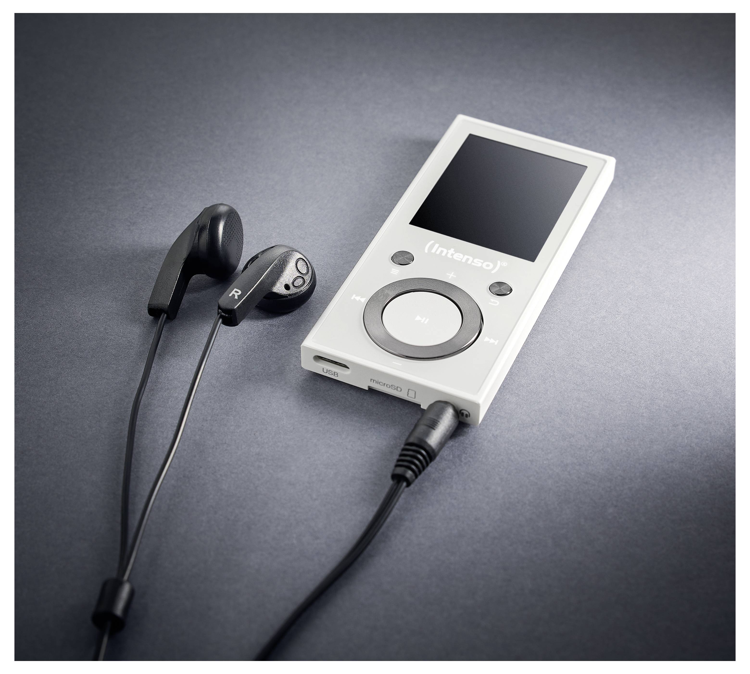 Een zilveren MP3-speler met oordopjes aangesloten, waarop het merk 'Intenso' wordt weergegeven. Het apparaat beschikt over een rond bedieningspaneel en een scherm.