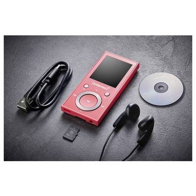 Een rode MP3-speler met een scherm en ronde bedieningsknoppen; inclusief een USB-kabel, microSD-kaart, oordopjes en een cd op een donker oppervlak.
