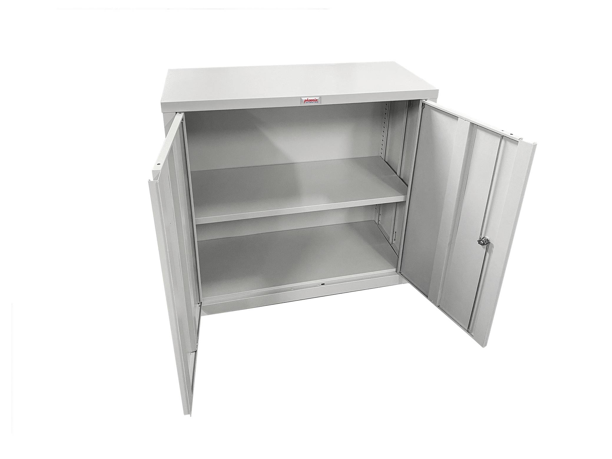 Metalen opbergkast met twee open deuren die twee schappen onthullen. De kast is grijs en ziet er stevig uit, geschikt voor het organiseren van voorwerpen.