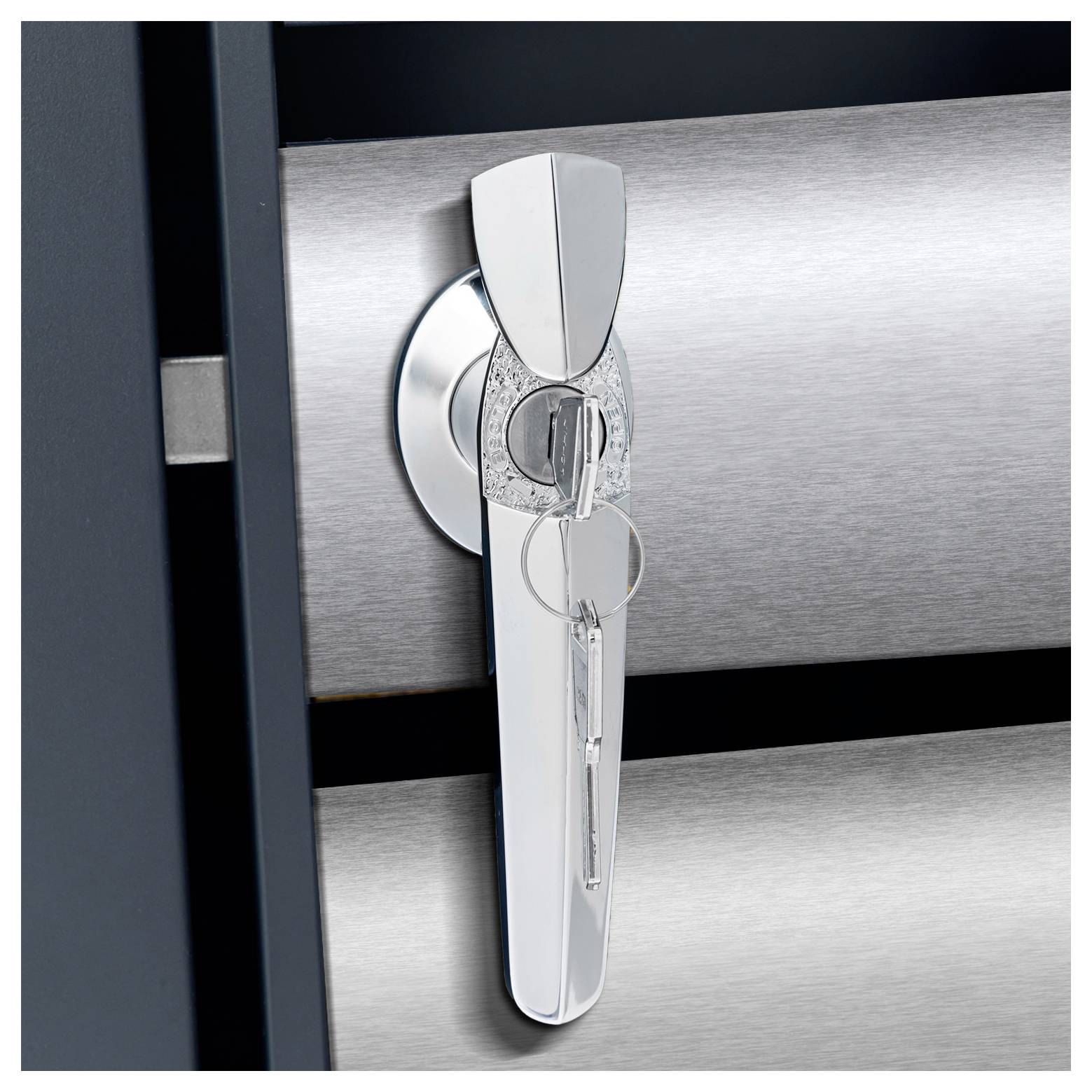 Een glimmende zilveren sleutel die wordt gestoken in een modern, chromen slot op een metalen oppervlak, wat veiligheid of toegang aangeeft.