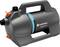 Een compacte Gardena 5000 Silent tuinwaterpomp met een grijze behuizing, blauwe details en oranje aansluitingen, gebruikt voor efficiënte en stille watertransport.