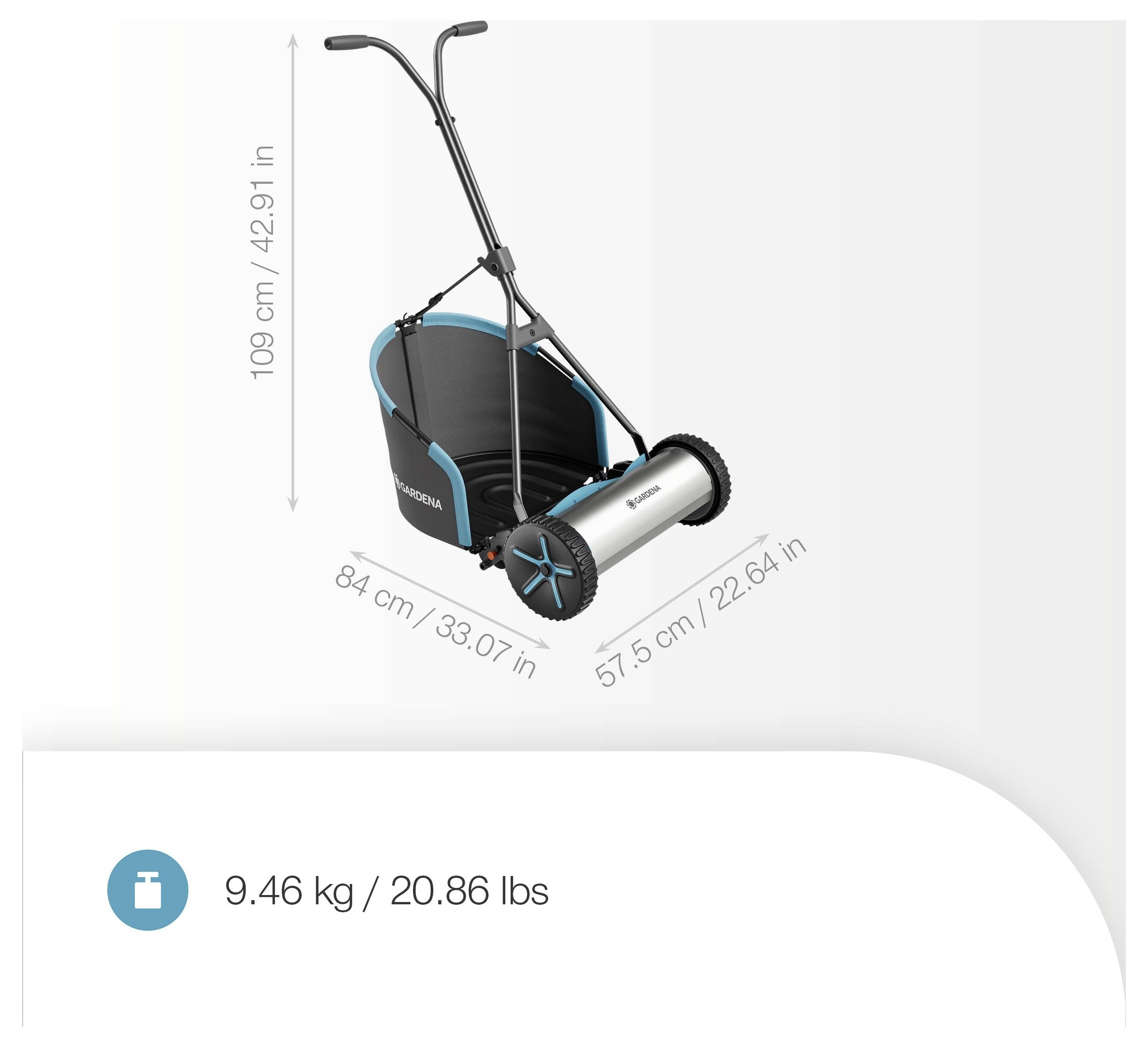 Een gazonveeger met gelabelde afmetingen: 109 cm hoogte, 84 cm breedte, 57,5 cm diepte. Gewicht is 9,46 kg (20,86 lbs).