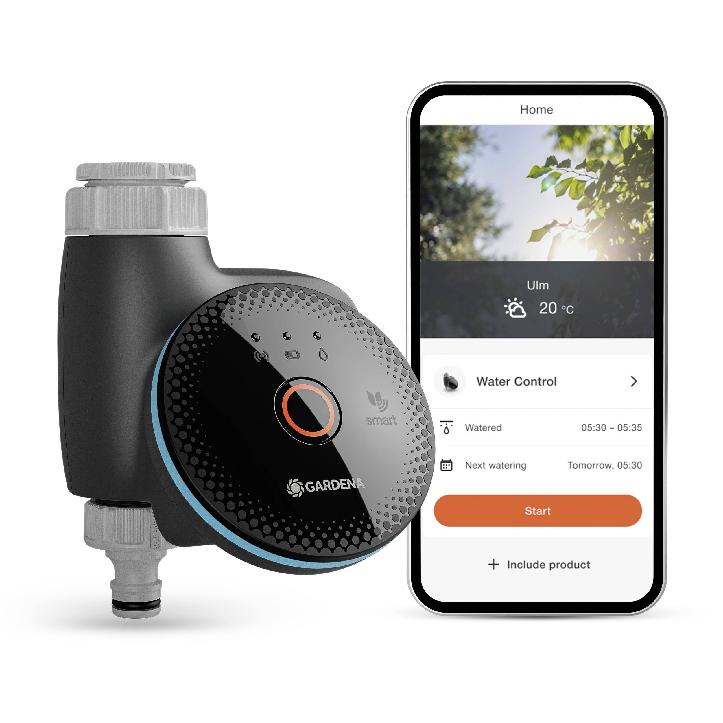 Een persoon zit binnen en houdt een smartphone vast waarop een lijst wordt weergegeven. Nabij is een raam met groen buiten zichtbaar en een plank met een slimme speaker.