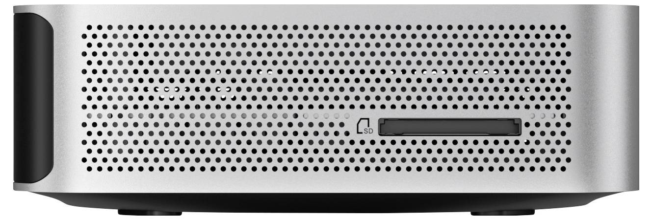 Een slanke, zilveren desktopcomputer met een geperforeerd metalen rooster en een compact ontwerp, gezien vanaf de voorkant.