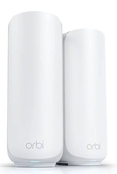 Twee slanke, witte netwerkapparaten met het logo 'Orbi', die een moderne, minimalistische vormgeving hebben en waarschijnlijk worden gebruikt voor het verbeteren van de Wi-Fi-dekking.