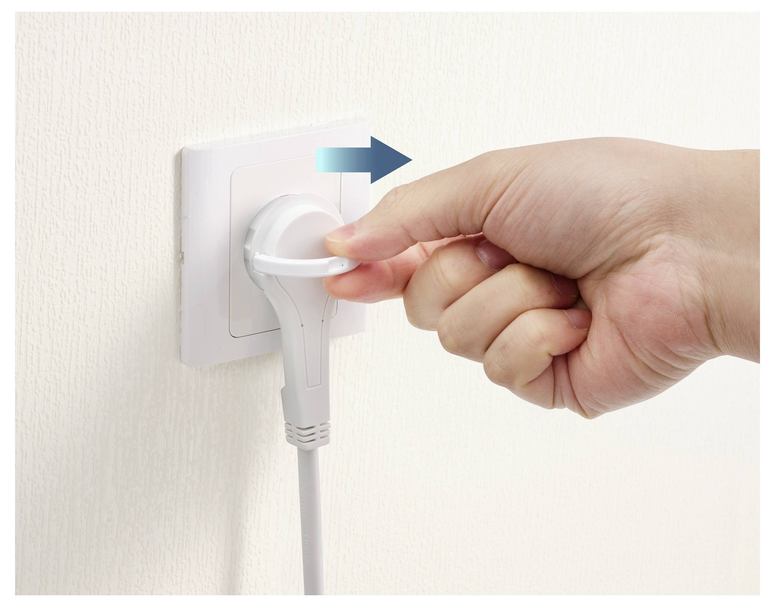 'Hand die een stromsnoer uit een wandcontactdoos unplugged, ter illustratie van het veilig verwijderen van elektrische stekkers.'