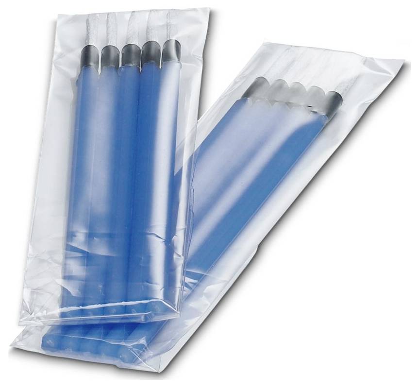 Helder plastic verpakking met meerdere blauwe reageerbuis-achtige items met zwarte doppen, netjes gerangschikt.