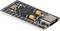 'Een kleine microcontroller-ontwikkelingskaart met een USB-C-poort, verschillende pinheaders en een centrale verwerkingschip.'