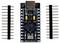 'Een microcontroller-bord met een USB-connector bovenaan, omringd door twee sets pinheaders voor connectiviteit en prototyping.'