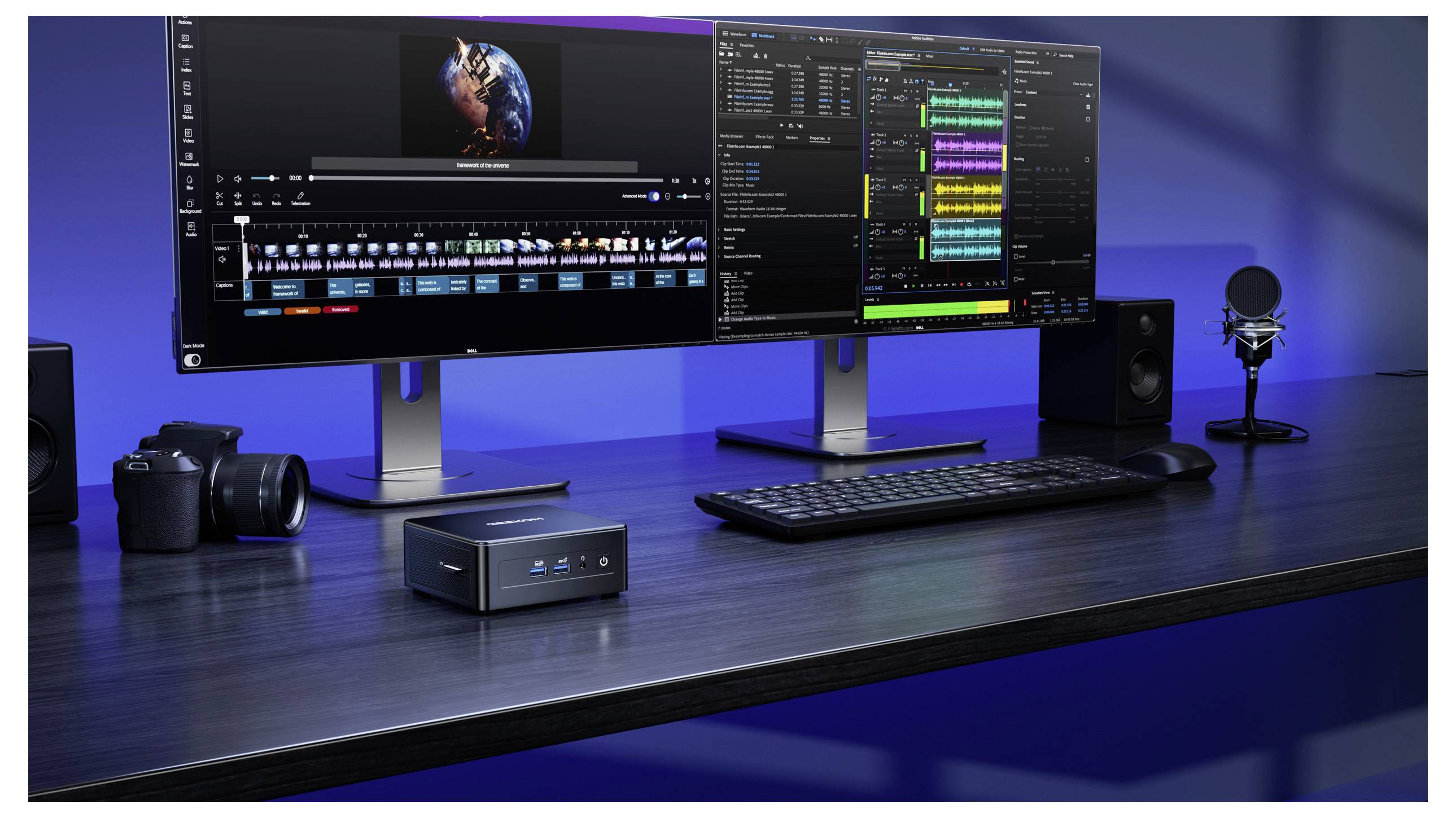 Een moderne bureauopstelling met twee monitors waarop video- en audio-bewerkingssoftware wordt weergegeven, een camera, microfoon, toetsenbord en een kleine desktopcomputer.
