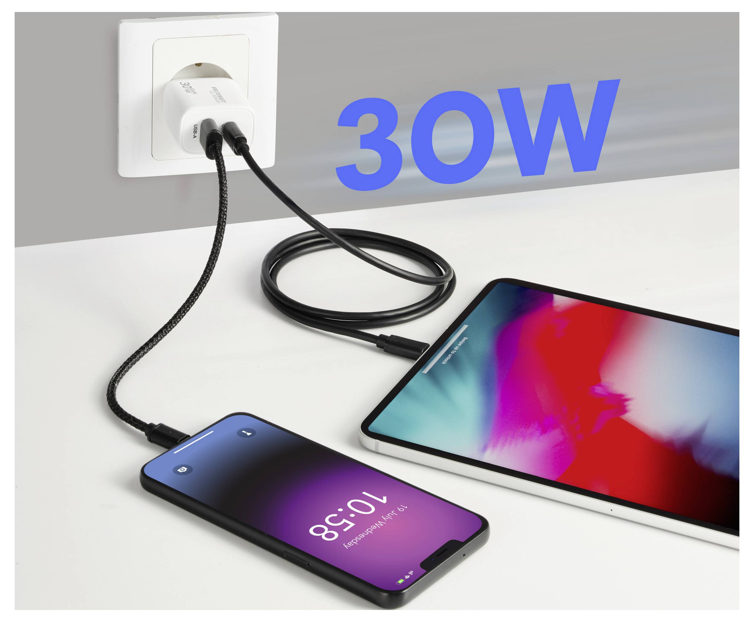 Een smartphone en tablet laden op via een wandcontactdoos met een 30W-oplader. De apparaten lichten op, wat aangeeft dat ze actief worden opgeladen.