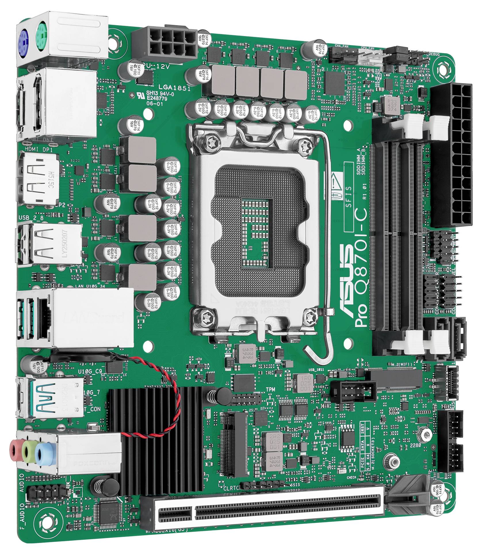 Een groene computermotherboard met een Intel-socket, verschillende condensatoren, poorten en sleuven voor componenten, ontworpen voor het bouwen van pc's.