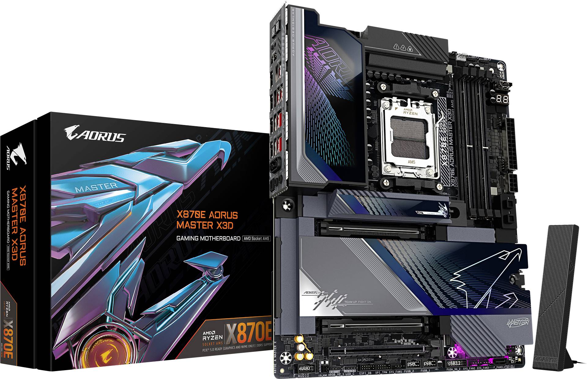 Aorus X670E Master X3D-gamingmoederbord tentoongesteld naast zijn verpakking, met geavanceerde chipsets en RGB-verlichting voor hoge prestaties.