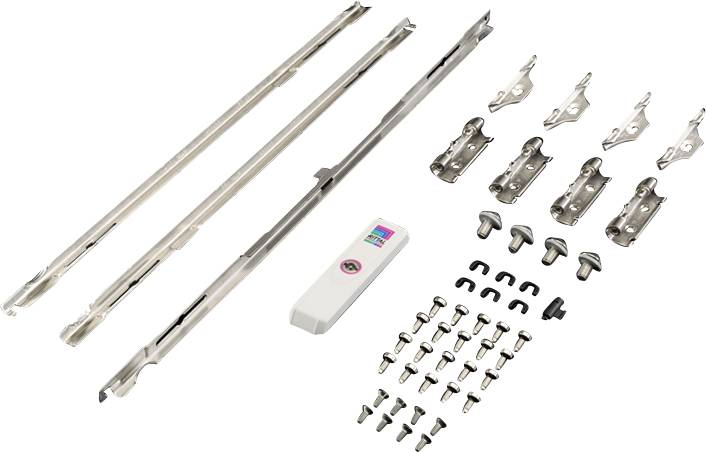 Een set metalen beugels en een afstandsbediening gerangschikt op een witte achtergrond; vermoedelijk onderdelen voor een schuifdeur systeem.