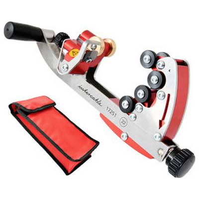 Een kabelstriptool met meerdere instelbare knoppen en rollen, afgebeeld naast een rode draagkoffer op een witte achtergrond.