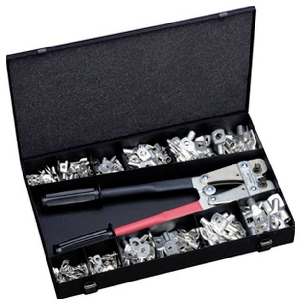 Een metalen krimptang met zwarte handgrepen en rode accenten is geplaatst in een open zwarte koffer, omringd door verschillende kleine metalen connectors.