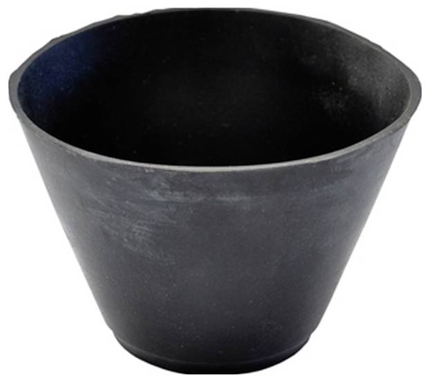 Een zwarte, conische rubberen plantenpot met een brede rand op een witte achtergrond.