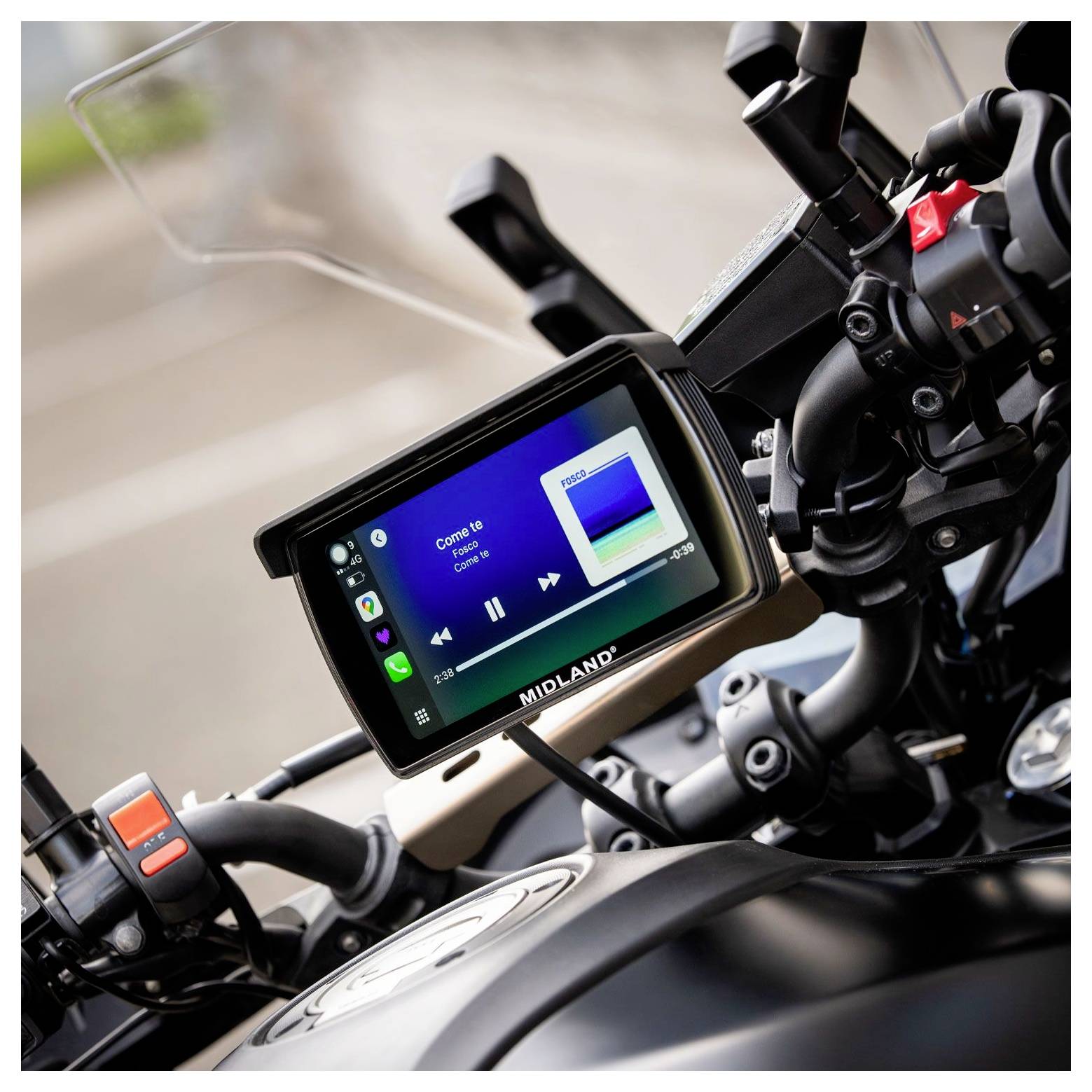 Een motorpaneel toont een GPS-apparaat waarop een muziekspelerinterface zichtbaar is met het nummer 'Come In' van de artiest 'AC/DC' dat wordt afgespeeld.