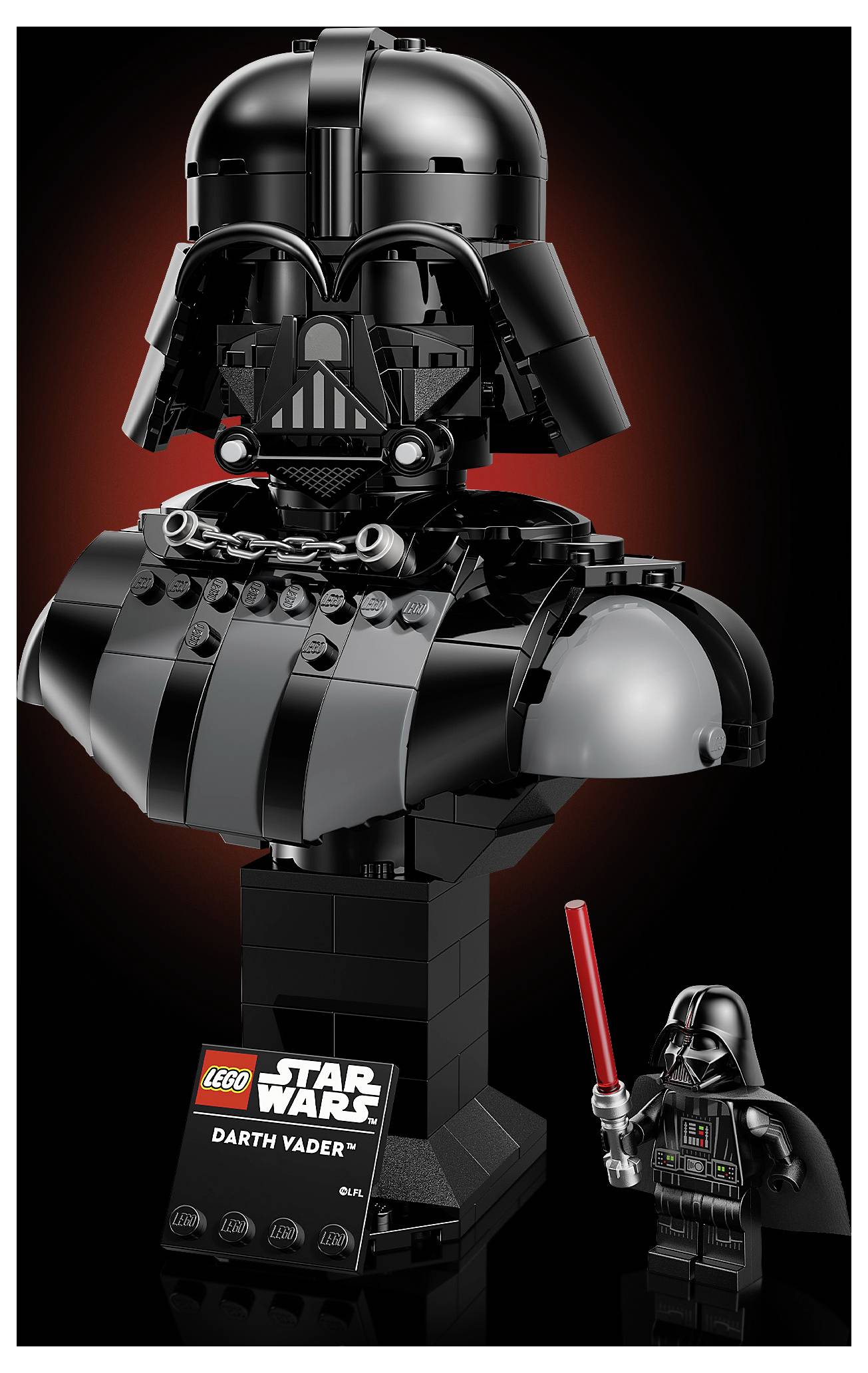 Een LEGO-buste van Darth Vader met een karakteristieke helm en schouders, vergezeld van een kleinere Darth Vader-minifiguur die een rode lichtzwaard vasthoudt.