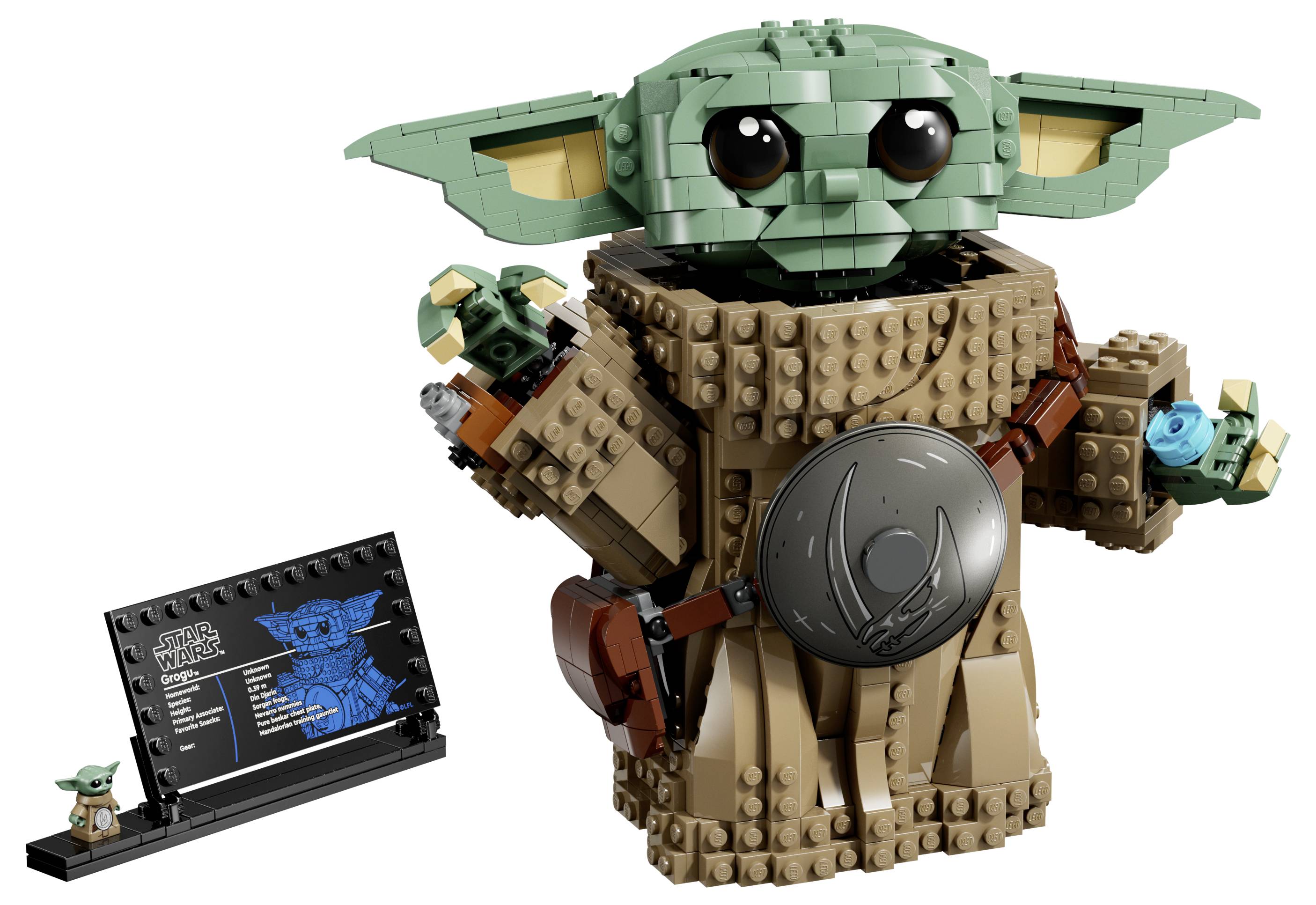 Een LEGO-model van een groen wezen met grote oren en bruine gewaden, dat een zilveren bol vasthoudt. Een naamplaatje toont 'Star Wars'-details.