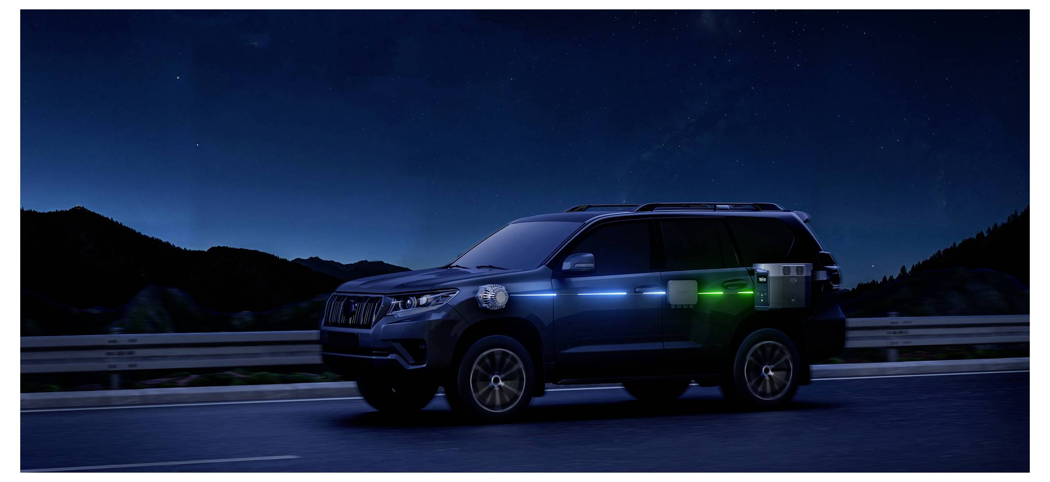 Een elektrische SUV rijdt 's nachts op een snelweg, waarbij een verlichte blauwe laadaanduiding langs zijn zijkant zichtbaar is, met bergen op de achtergrond.